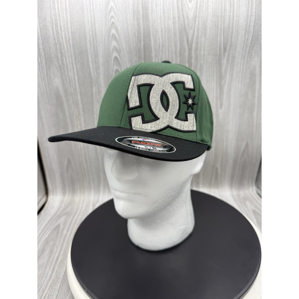 DC SHOES Sports Skate Apparel Green Black Gray Hammering Flex-Fit S/M Hat Skater